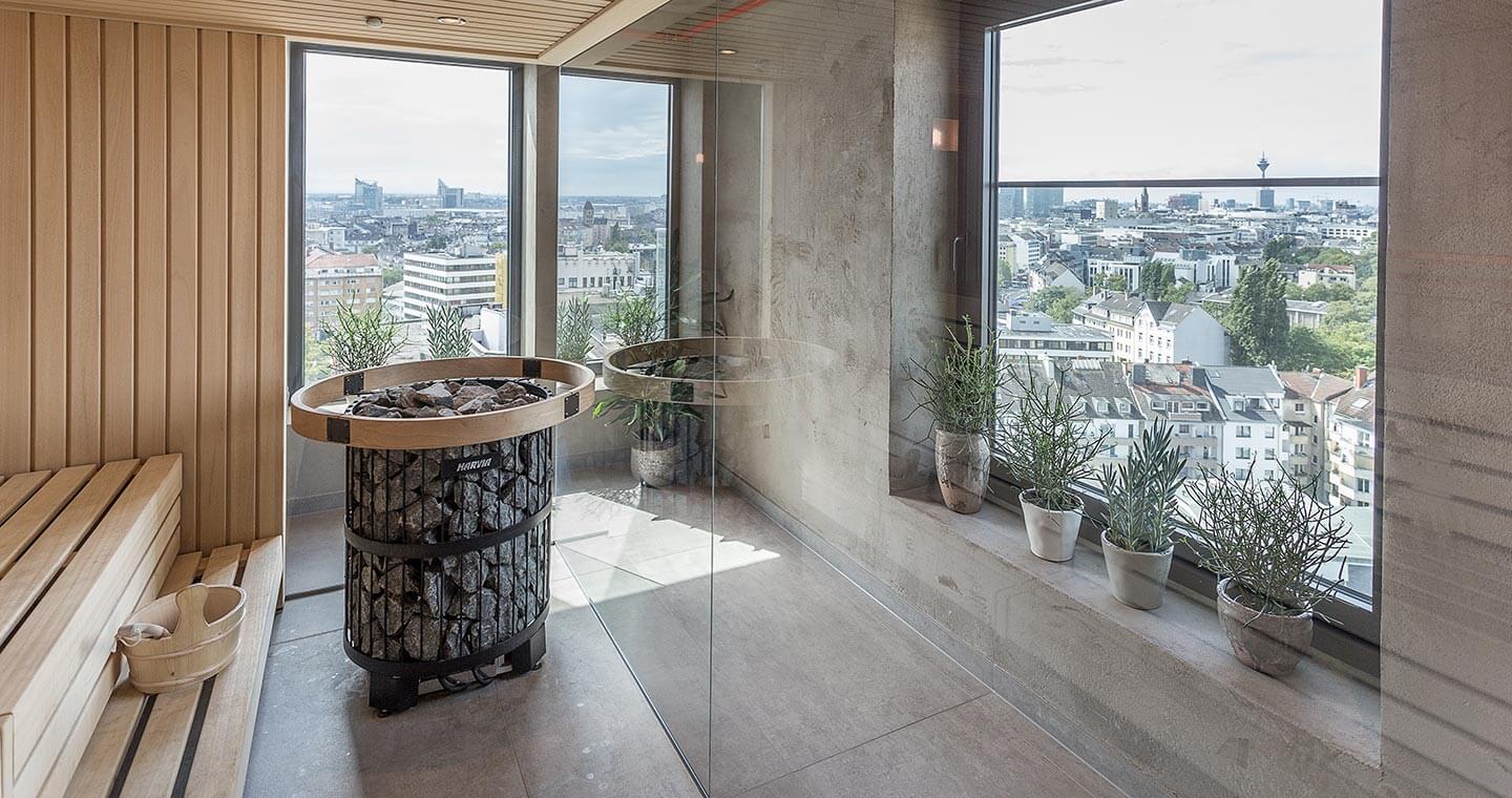 Blick aus einer Sauna auf eine städtische Skyline