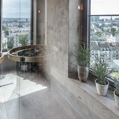 Blick aus einer Sauna auf eine städtische Skyline