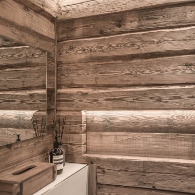 Rustikale Wandverkleidung aus gemasertem Holz