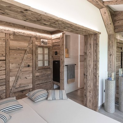 Rustikale Akzente aus gemasertem Holz in einem Wellnessbereich