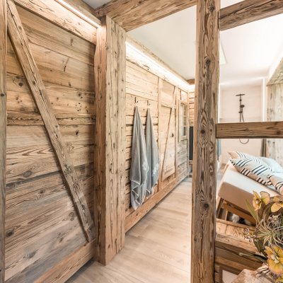 Durchgang mit verkleideten Wänden aus gemasertem Holz