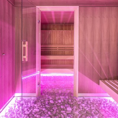 Sauna und Vorraum ausgeleuchtet in Magenta