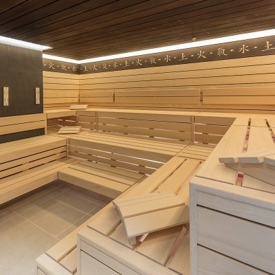 Helle Sauna mit integriertem Ofen