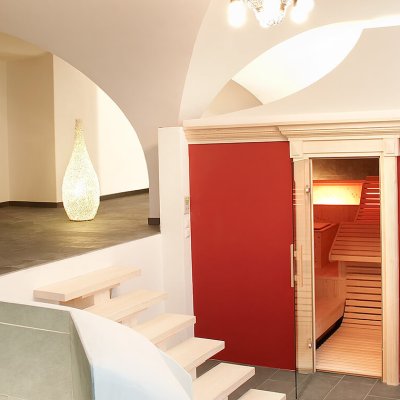 Gewölberaum mit integrierter Sauna